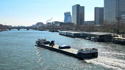 Barge fluviale transportant des déchets sur la Seine