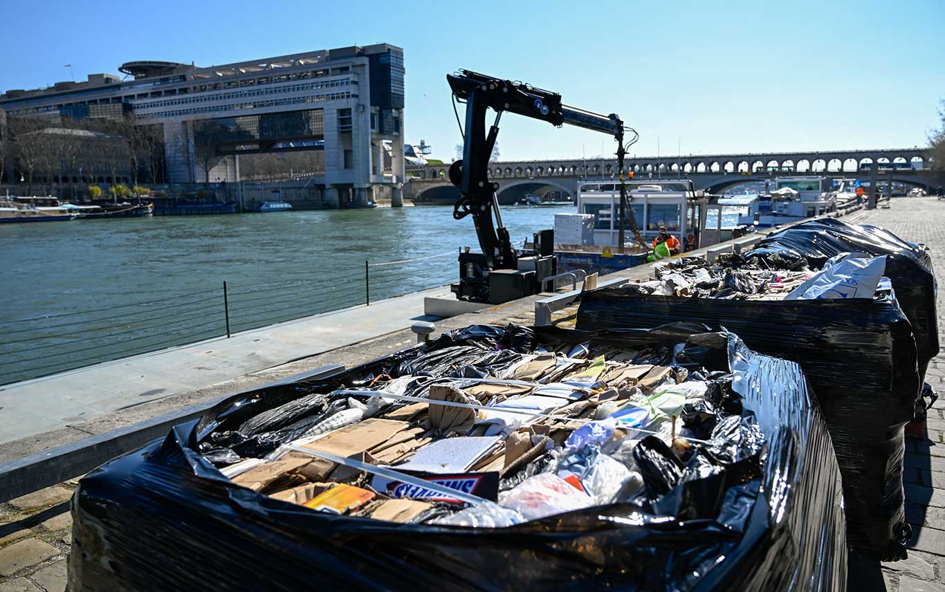 Collecting waste on the river barge