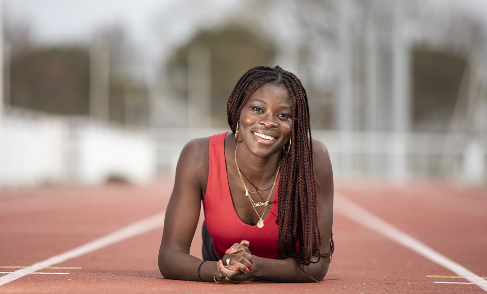 Hilary Kpatcha, athlète soutenue par la Banque Populaire Occitane, posant sur une piste d'athlétisme