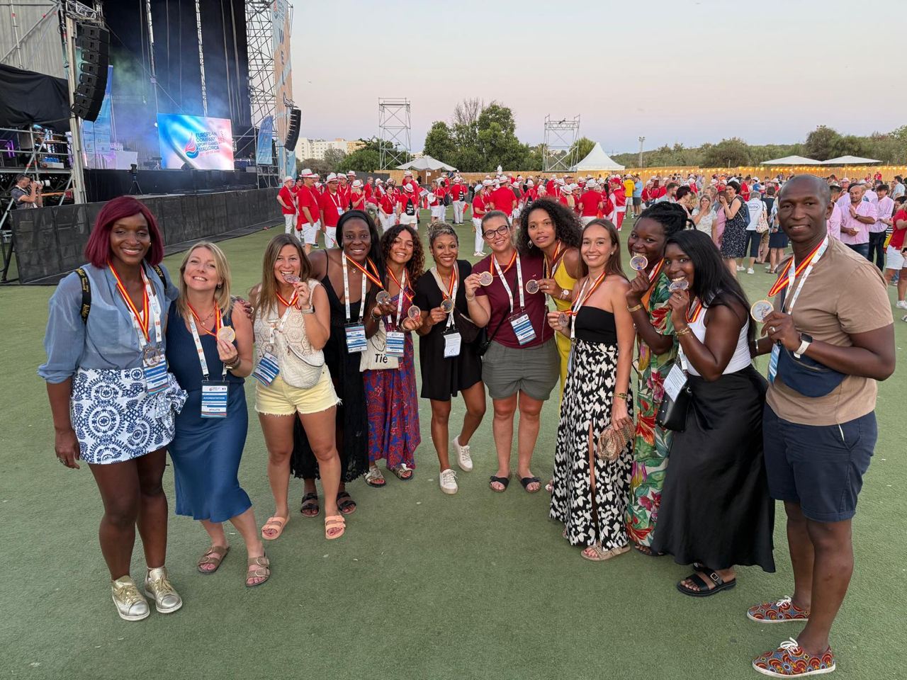 L'équipe féminine de handball du Groupe BPCE présentant leur médaille après leur victoire aux Jeux européens du sport d'entreprise en juin 2025