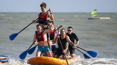 Les collaborateurs du Groupe BPCE lors du challenge solidaire de stand-up paddle à l'occasion de la troisième édition du Défi IMAGINE organisé par le groupe