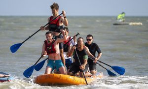 Les collaborateurs du Groupe BPCE lors de l'initiation au paddle du Défi IMAGINE 2025