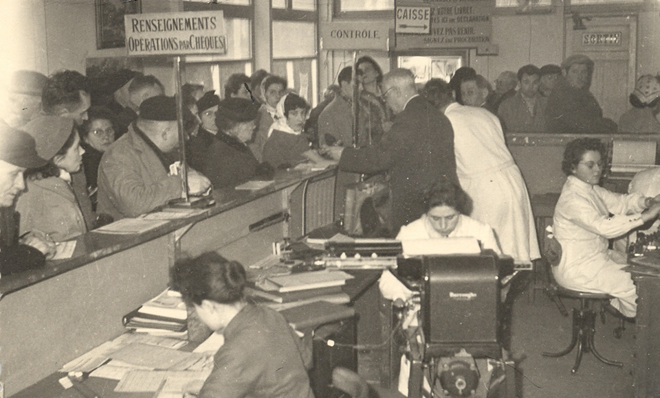 Affluence dans une agence Caisse d'Epargne dans les années 50.