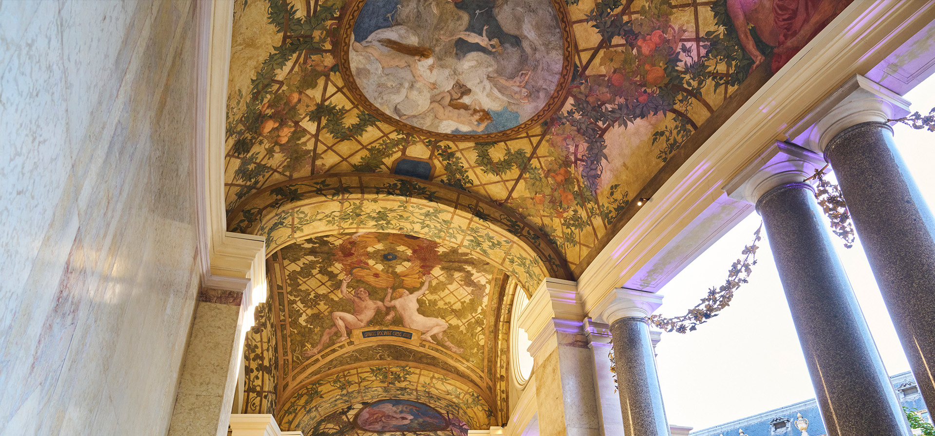 Photo du péristyle du Petit Palais et de sa fresque monumentale « Les Saisons et les Jours » de Paul Baudoüin.